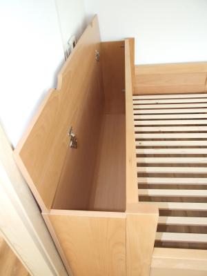 Buková rozkládací postel MIVEPO s úložným prostorem