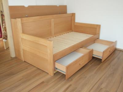 Buková rozkládací postel MIVEPO s úložným prostorem