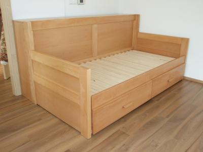 Buková rozkládací postel MIVEPO s úložným prostorem