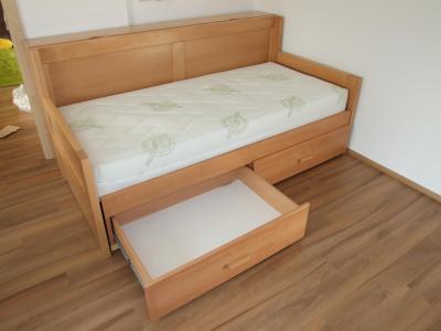 Buková rozkládací postel MIVEPO s úložným prostorem