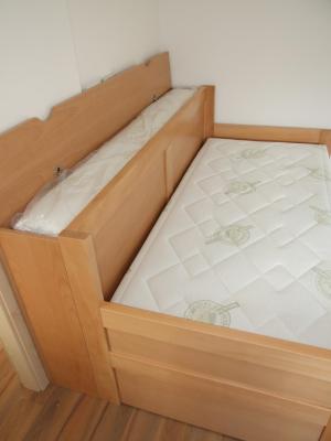 Buková rozkládací postel MIVEPO s úložným prostorem