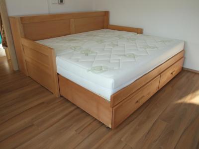 Buková rozkládací postel MIVEPO s úložným prostorem