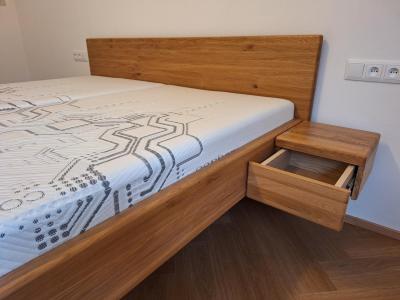 Dubová levitující postel na míru