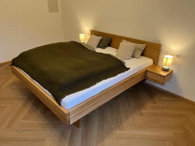 Dubová levitující postel na míru