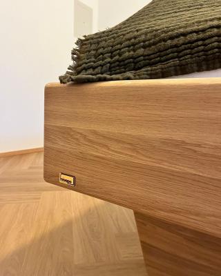 Dubová levitující postel na míru