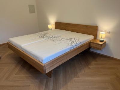 Dubová levitující postel na míru