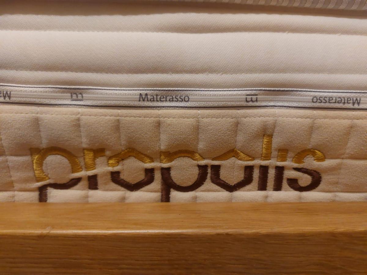 Spokojený zákazník a medové spaní