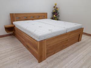 EDITA Dřevěná postel z masivu, s úložným prostorem
