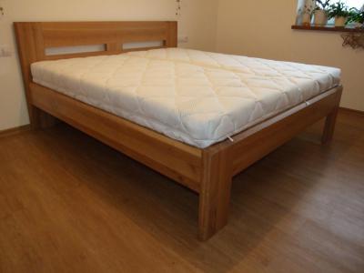 LUCIE Dřevěná postel z masivu, bez úložného prostoru