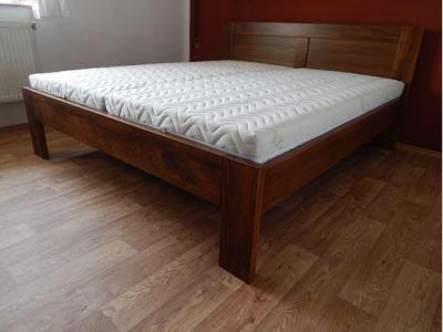 NIKOLA Dřevěná postel z masivu, s úložným prostorem