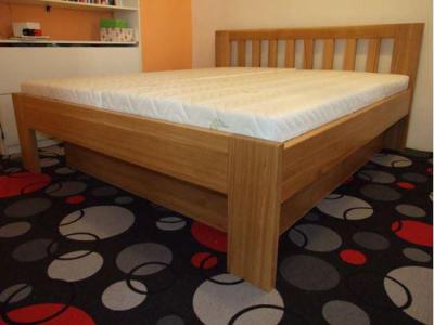 RADANA Dřevěná postel z masivu, bez úložného prostoru