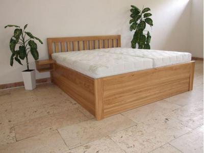 RADANA Dřevěná postel z masivu, s úložným prostorem