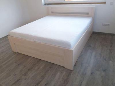 VANDA Dřevěná postel z masivu, s úložným prostorem