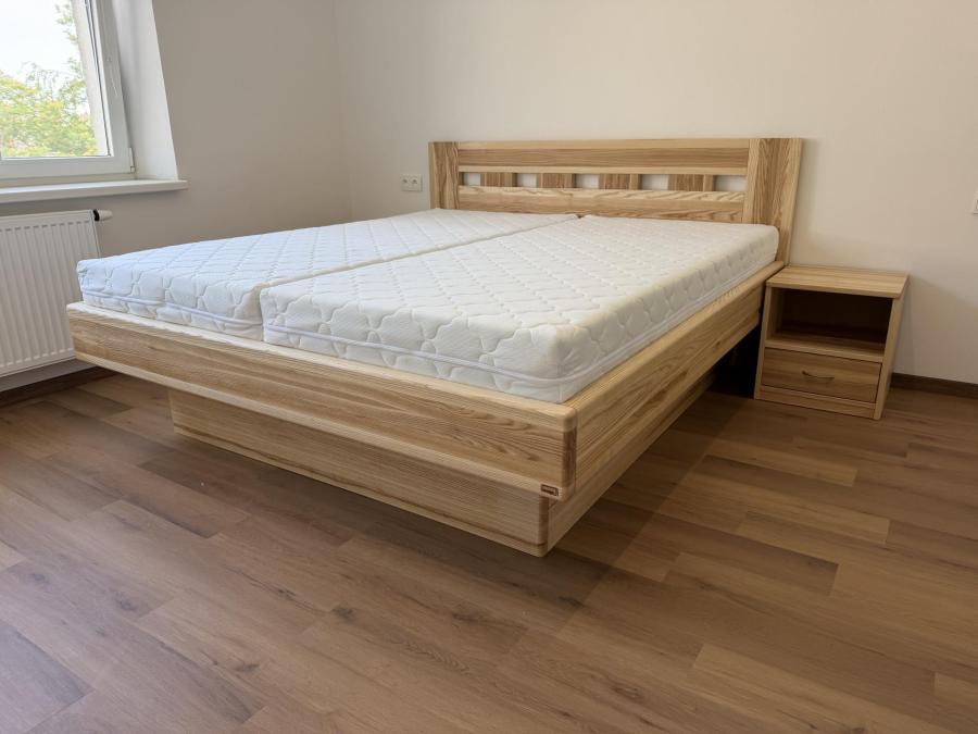 Levitující postel Edita z masivního jasanu