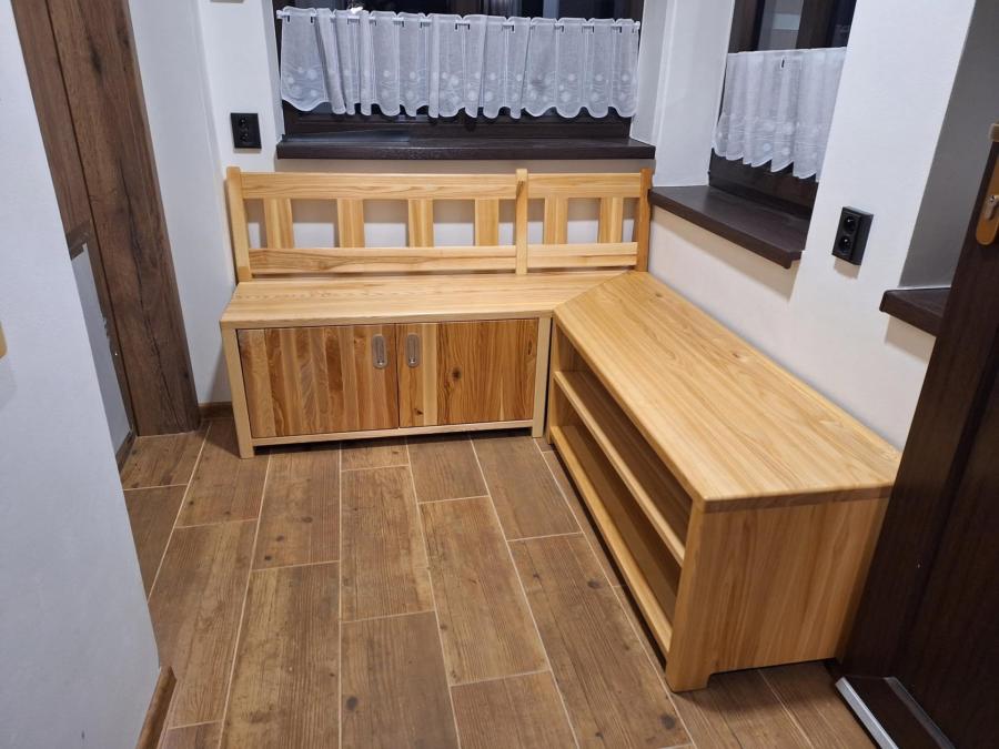 Masivní dřevěný nábytek do verandy